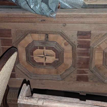 Jugendstil Truhe um 1820 in Esche furniert mit Edelhölzer mit 8 eckigen intarsierten Füllungen mit Stern